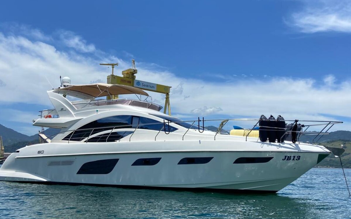 Iate Intermarine 60 Fly da Jet Life saindo da Marina da Glória pela Baía de Guanabara